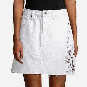 DRIFTWOOD Stef Embroidered Floral Raw Hem Denim Skirt in White - 28